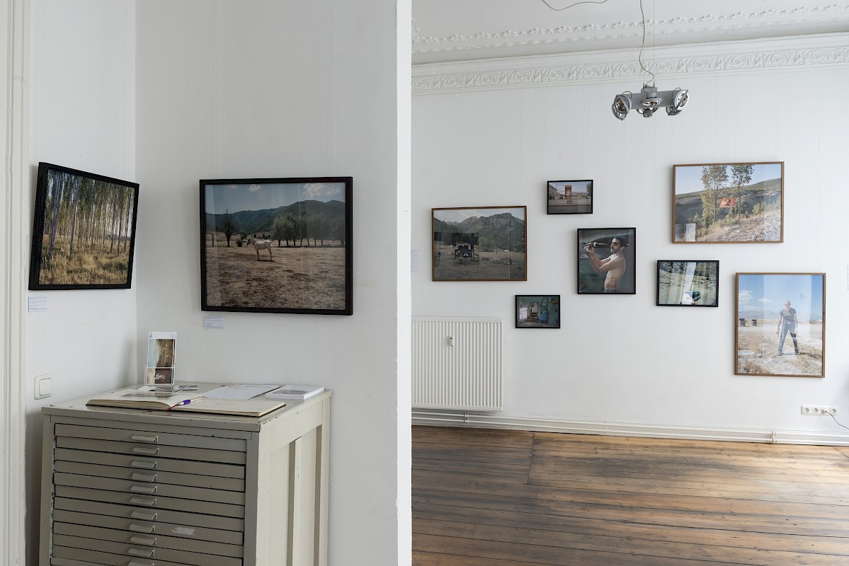 Miriam Stanke "And The Mountain Said To Munzur: You, River Of My Tears" in der Gallery Larry Lazarus. Foto: Jonas Fischer